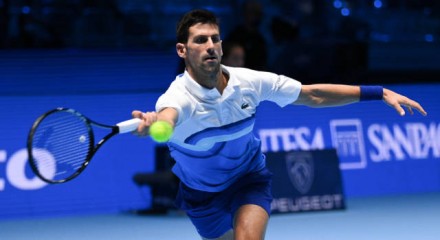 Djokovic parteciperà agli Australian Open con l'esenzione dal vaccino: è polemica